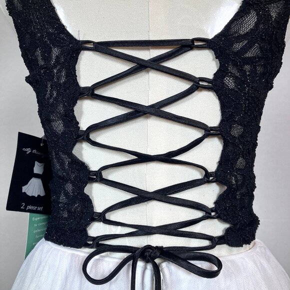 NEW Black & White Lace Plunge V-Neck Knee Length Cocktail Party Dress 1 NWT - Picture 8 of 12